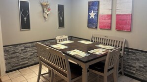Dining - Peaceful 4/2 Home with Large Yard, WiFi/Office in Quiet South Abilene Culdesac (Abilene)
