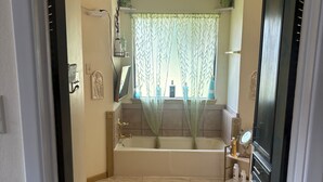 Bathroom - Peaceful 4/2 Home with Large Yard, WiFi/Office in Quiet South Abilene Culdesac (Abilene)