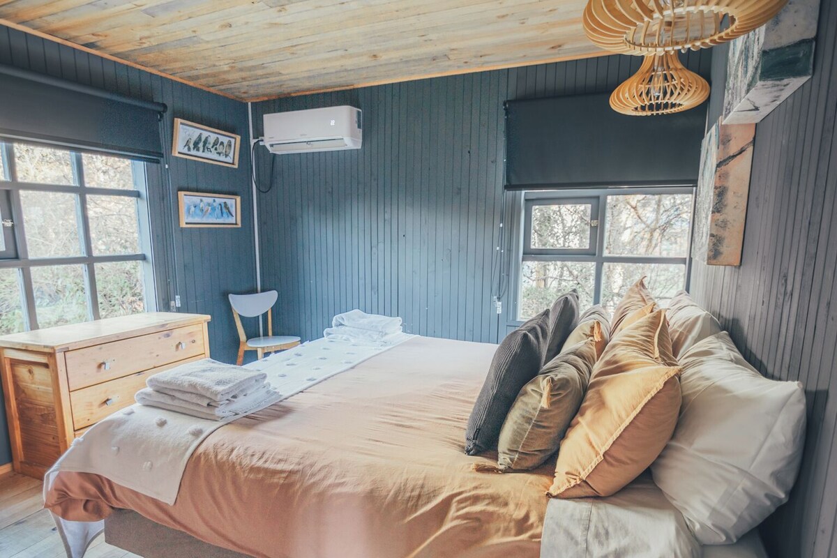Family Cabin | Blackout curtains, iron/ironing board (on request), free WiFi