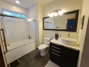 Secadora de cabello, toallas, jabón, papel de baño 
