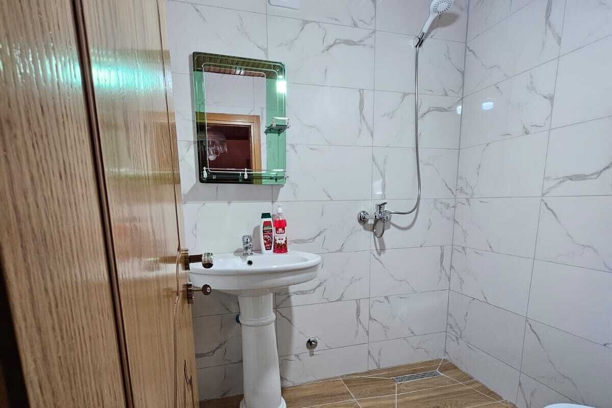 Familienzimmer, Balkon, Bergblick | Badezimmer | Kostenlose Toilettenartikel, Handtücher, Seife, Shampoo