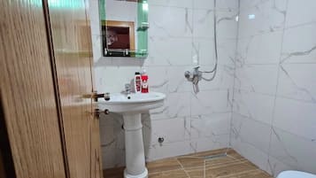 Quarto família, sacada, vista para a montanha | Banheiro