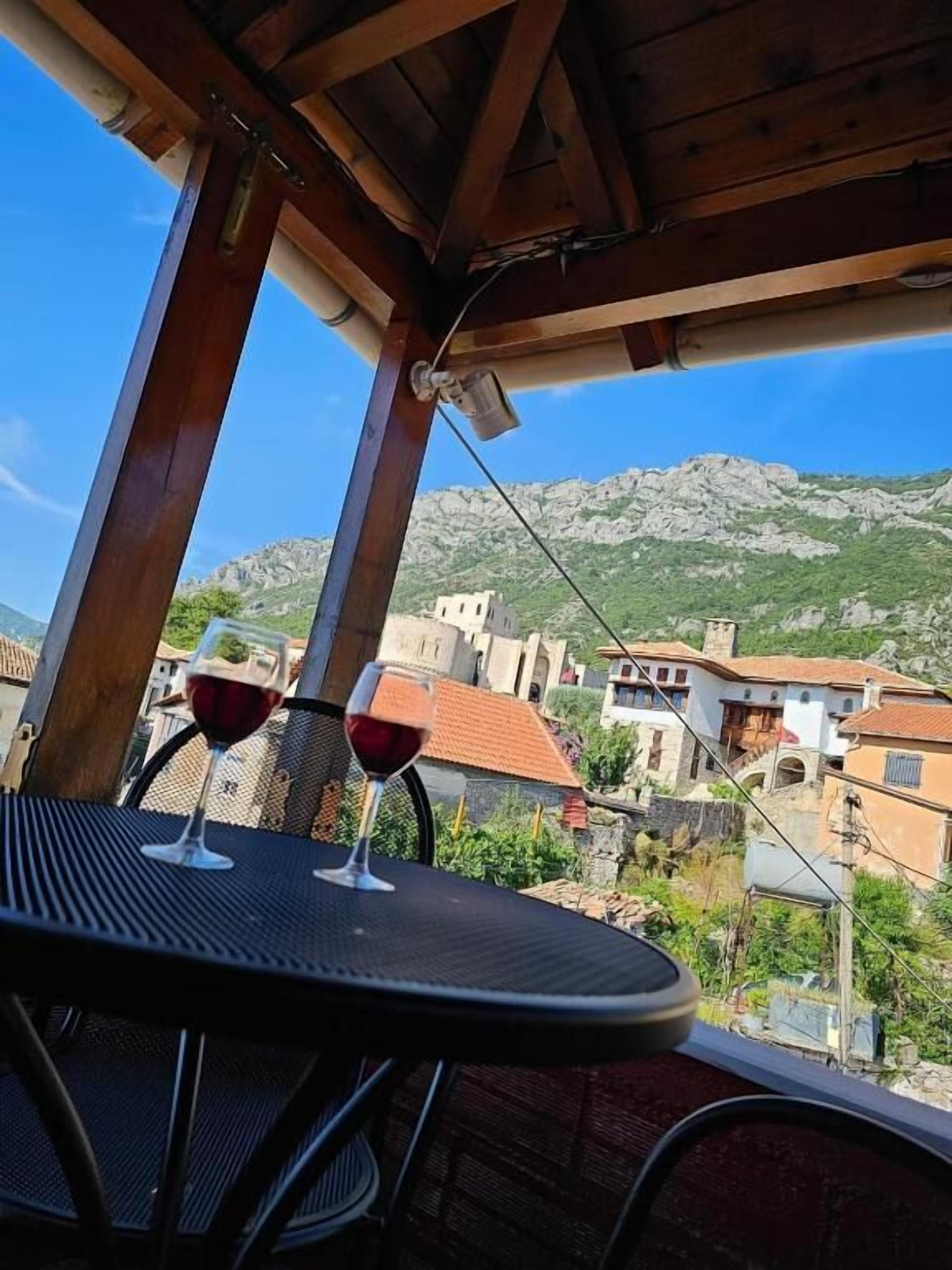 Family Room, Balcony, Mountain View | Outdoor dining