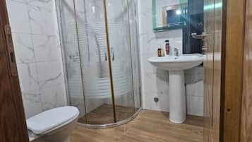 Produtos de toalete grátis, toalhas de banho, sabonete, shampoo