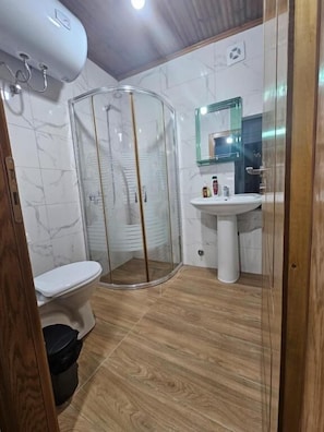 Free toiletries, towels, soap, shampoo - VogaGuesthouse (Krujë)
