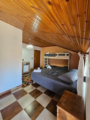 Desk, free WiFi - VogaGuesthouse (Krujë)
