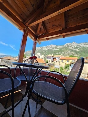 Outdoor dining - VogaGuesthouse (Krujë)