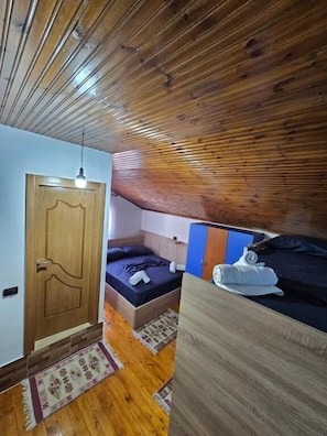 Family Room, Balcony, Mountain View - VogaGuesthouse (Krujë)