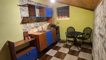 Habitació familiar, balcó, vistes a la muntanya | Cuina compartida | Frigorífic, microones i placa de cuina
