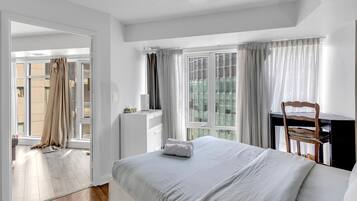 Standard Suite, 1 Queen Bed, Non Smoking, Private Bathroom