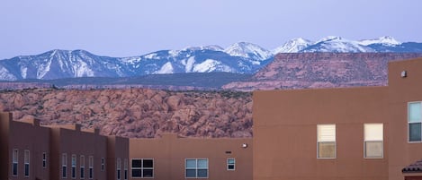 Un quartier résidentiel avec des bâtiments modernes et une chaîne de montagnes en arrière-plan.