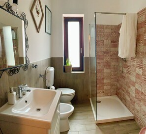 Shower, hair dryer, bidet, towels - Vrbo Property (Piemonte)