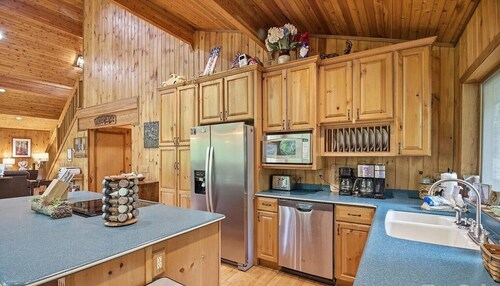 Home with Hot Tub, Conveniently located between Boone and Blowing Rock,