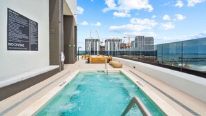 Pool - Luxury Miami 1BR Apt, Pool & Beach Access for 4 (Miami)