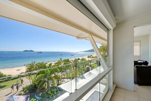 Ein Balkon mit Blick auf einen Strand und das Meer.