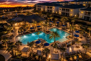 A resort with a swimming pool, lounge areas, and a parking lot. - 5-bedroom 2 MINUTE WALK TO RESORT (Davenport)
