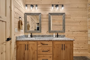 Hair dryer, towels, soap, toilet paper - Cozy Idaho Retreat/2 Kings & Hot Tub (Saint Anthony)