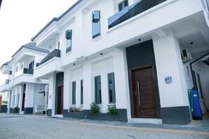 Exterior - Luxury 3BR Lekki Duplex  Pool, 24/7 Power & WiFi (Lekki)