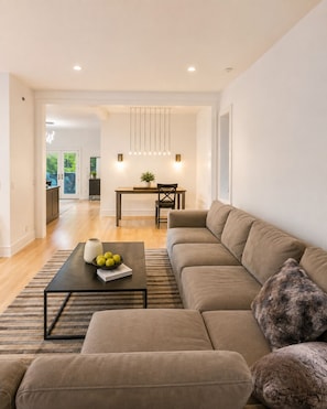 Living area - Perfect 5-bedroom estate in vibrant Chicago. (Chicago)