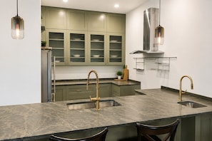 Private kitchen - Perfect 5-bedroom estate in vibrant Chicago. (Chicago)