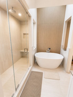 Bathroom - Perfect 5-bedroom estate in vibrant Chicago. (Chicago)