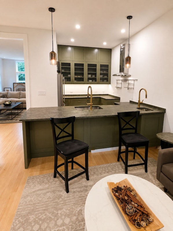 Interior - Perfect 5-bedroom estate in vibrant Chicago. (Chicago)