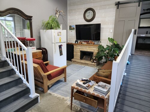 Beautiful 5-bedroom farmhouse with AC in peaceful Summit. Built by Grandparents.