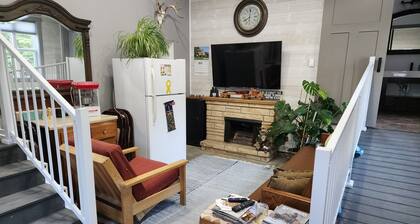 Beautiful 5-bedroom farmhouse with AC in peaceful Summit. Built by Grandparents.