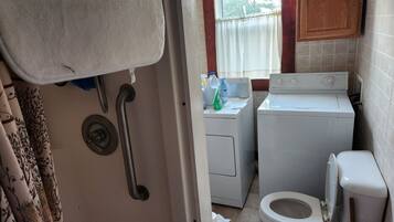 Dusche, Whirlpool, Haartrockner, Handtücher