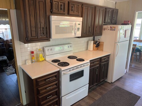 Cozy 2-Bedroom Cottage a Block from the Beach. Pet Friendly!