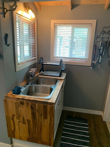 Cozy 2-Bedroom Cottage a Block from the Beach. Pet Friendly!