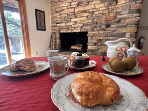 Dining - Serene 30 bed 4-bedroom farmhouse with AC in charming Caledonia (Caledonia)