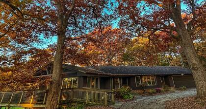 Serene 30 bed 4-bedroom farmhouse with AC in charming Caledonia