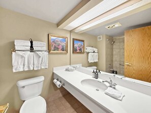 Shower, hair dryer, towels, shampoo - Rare Grand Lodge 2 Bedroom, perfect for Families — Pet Friendly, Walk to the Lifts, Pool & Hot Tub (Crested Butte)