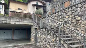Una escalera de piedra que lleva a un edificio con garaje.