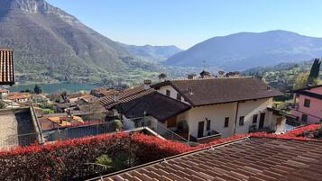 Quartiere residenziale con case a schiera, una montagna sullo sfondo e una distesa d'acqua.