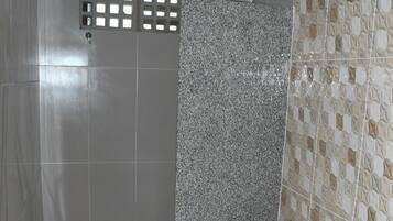 Een douche, handdoeken