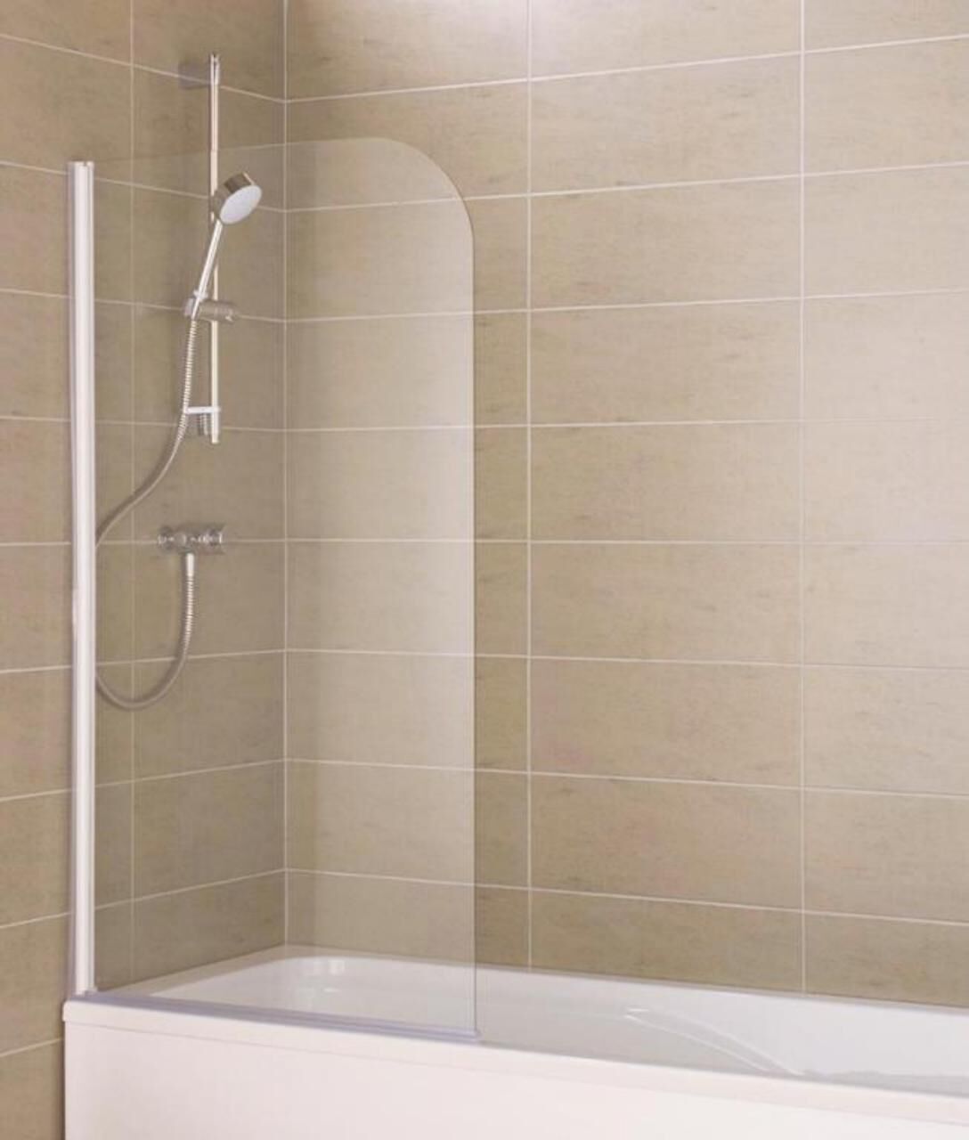 Un espace douche d’angle avec une baignoire, une douchette à main et un robinet mural.
