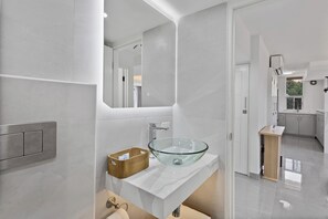 Secador de cabelo, toalhas de banho, sabonete, papel higiênico
