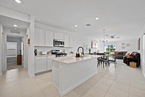 Private kitchen - Serene 2-bedroom house in beautiful Port St. Lucie (Port St. Lucie)