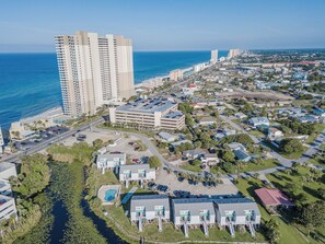Zona residencial a la costa, amb edificis alts, un port esportiu i un aparcament.