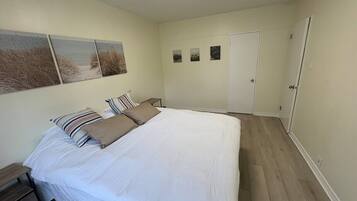 Desk, iron/ironing board, WiFi, bed sheets
