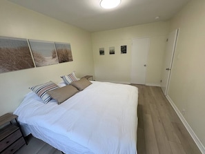 Desk, iron/ironing board, WiFi, bed sheets - Entire 3BR House, Private, near Capilano &Downtown (District of North Vancouver)
