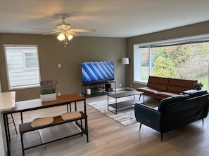 TV - Entire 3BR House, Private, near Capilano &Downtown (District of North Vancouver)