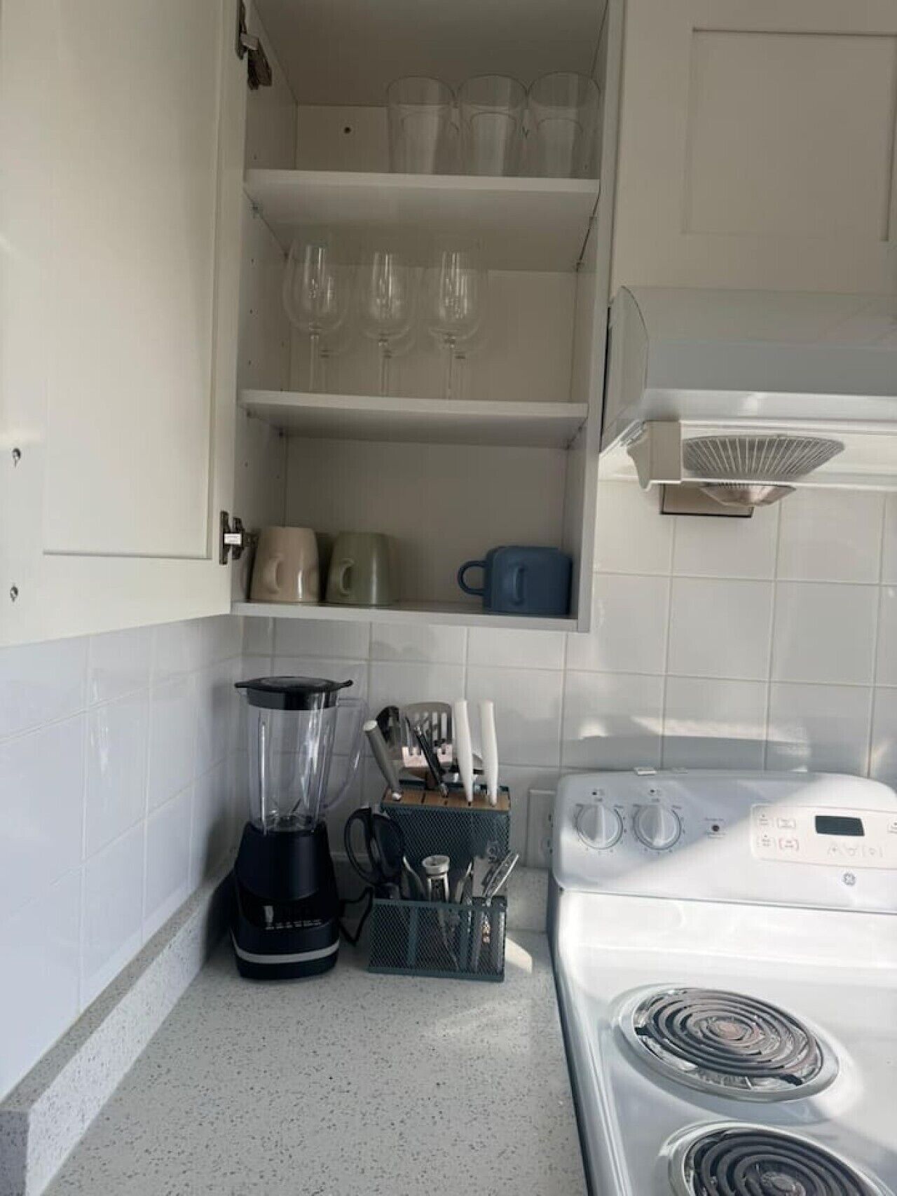 Wasserkocher mit Kaffee-/Teezubehör, Kühlschrank, Mikrowelle, Ofen