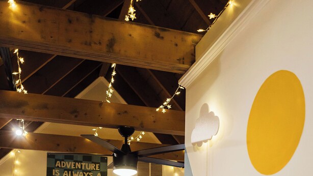 Habitación con literas y un cartel que dice 'ADVENTURE IS ALWAYS A GOOD IDEA'.