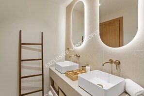 Dusche, Haartrockner, Handtücher, Seife