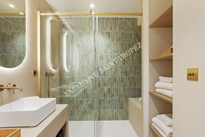 Een douche, een haardroger, handdoeken, zeep