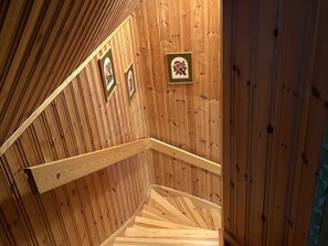 Un interior de madera con una escalera en espiral.