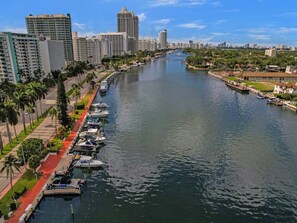 Marina - Spacious 2BR Resort-Style Apartment with Ocean Views 504 (Miami Beach)